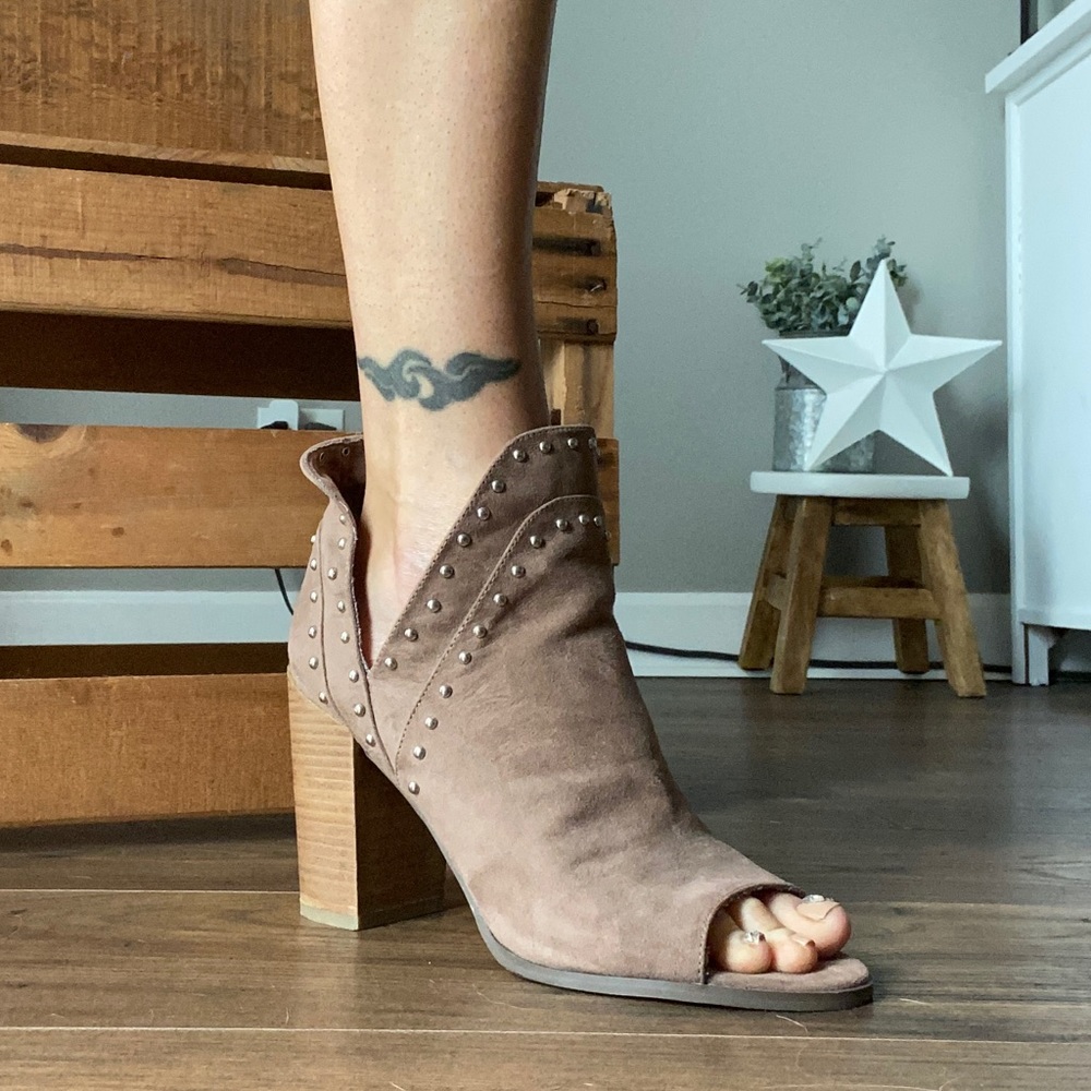 Tan suede slip on chunky heel.